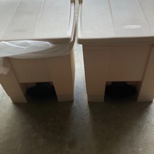 2 Rubbermaid trash cans
